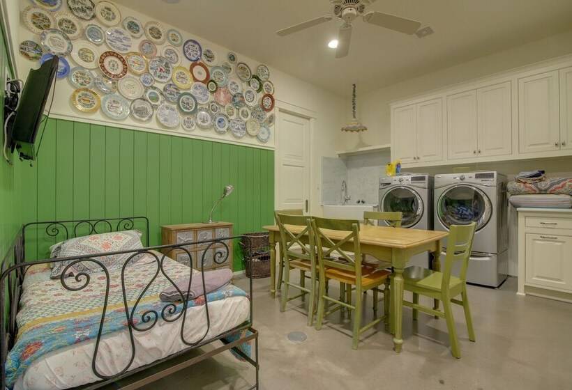 Sprawling Austin Estate W/ Pool & Fire Pit