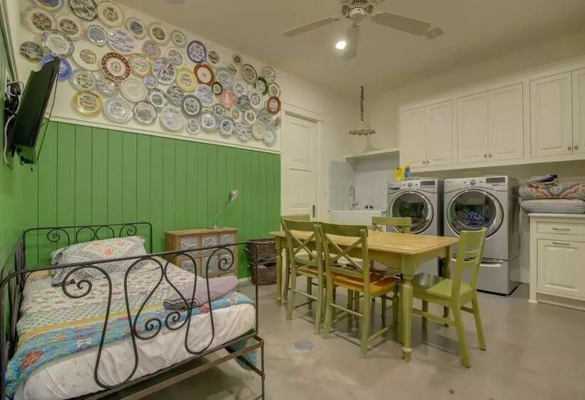 Sprawling Austin Estate W/ Pool & Fire Pit