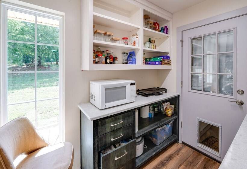 Texas Retreat W/ Deck, Grill & Spacious Yard!