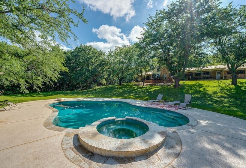 Texas Retreat W/ Deck, Grill & Spacious Yard!