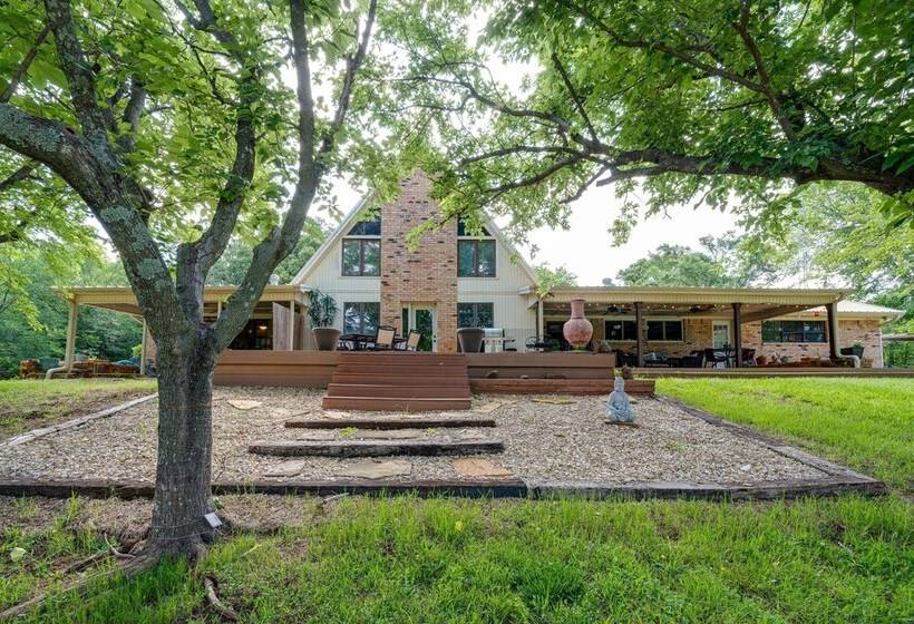 Texas Retreat W/ Deck, Grill & Spacious Yard!