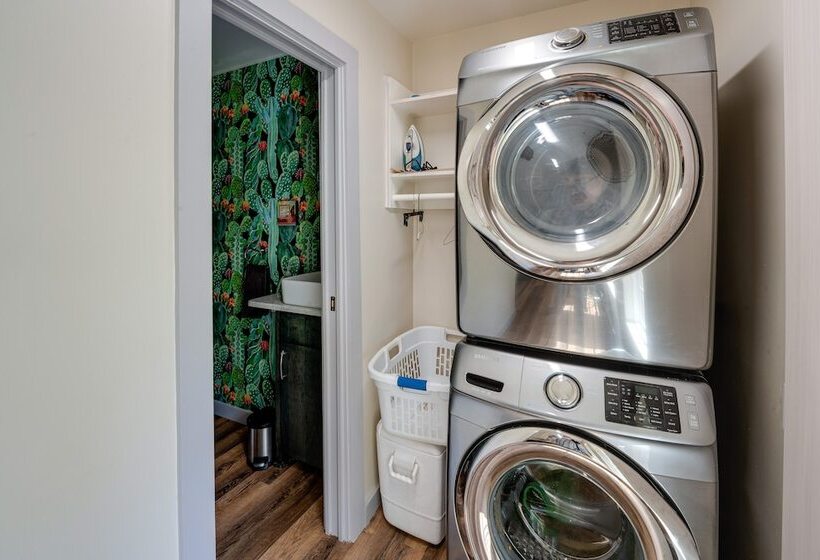 Texas Retreat W/ Deck, Grill & Spacious Yard!