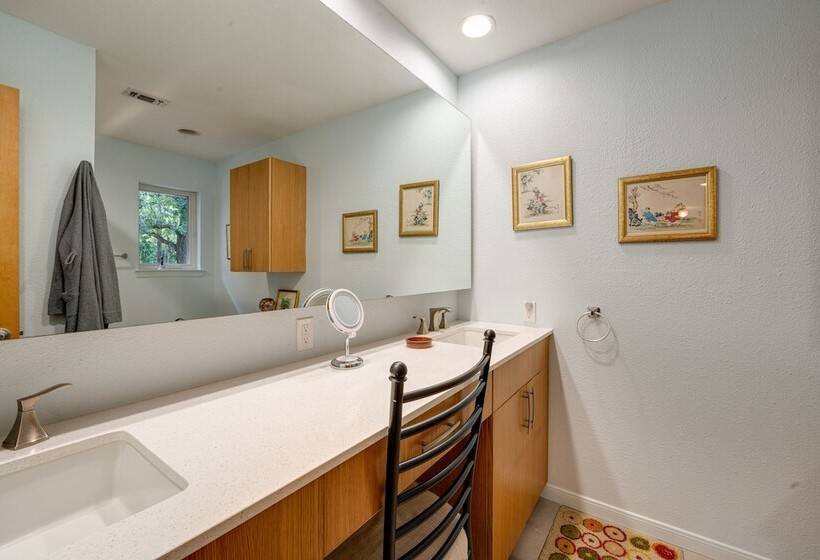 Texas Retreat W/ Deck, Grill & Spacious Yard!