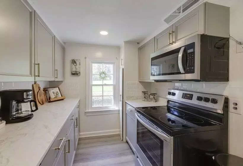 The Windmill House  W/ Pond: 9 Mi To Dayton!