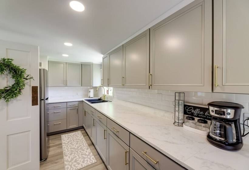 The Windmill House  W/ Pond: 9 Mi To Dayton!