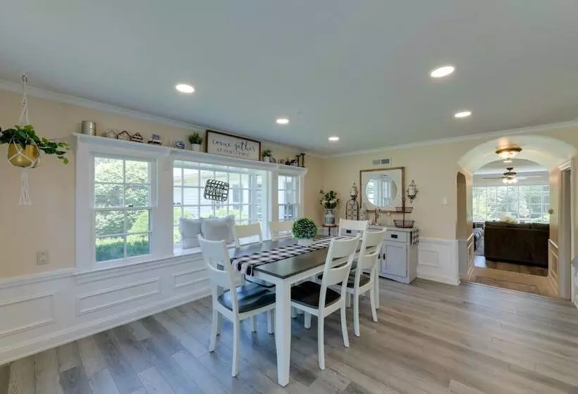 The Windmill House  W/ Pond: 9 Mi To Dayton!