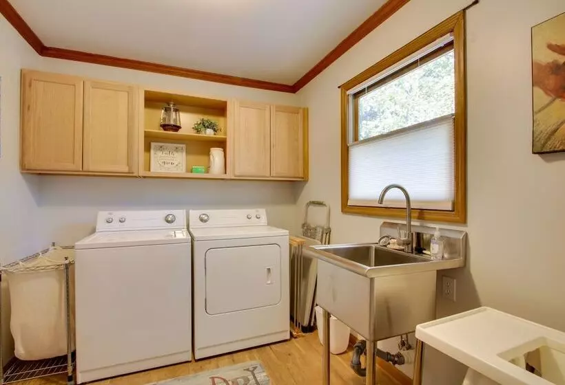 Waterfront Home Near Wilson Lake W/ Covered Porch!