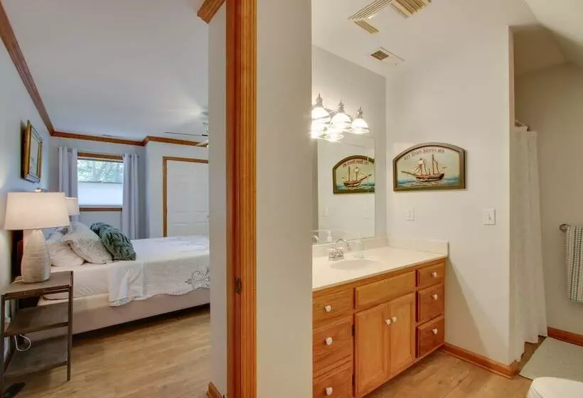 Waterfront Home Near Wilson Lake W/ Covered Porch!