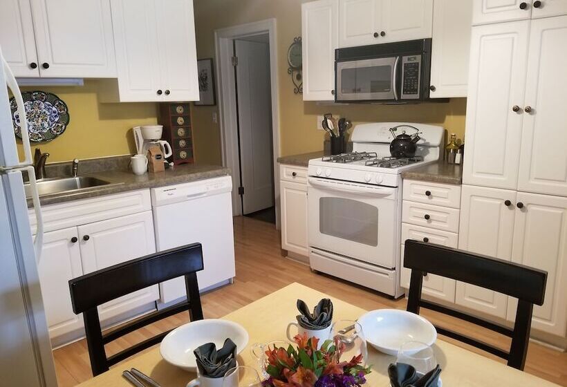 فندق Chicago Guest House On Henderson Street