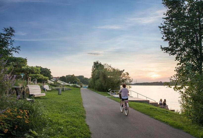 Отель Nibelungenhof