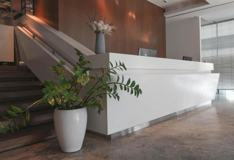 Amrise Hotel Kitchener, Check In 9pm, Check Out 8am