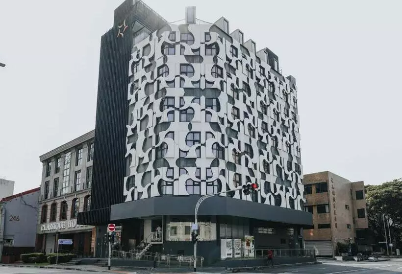 Amrise Hotel Kitchener, Check In 9pm, Check Out 8am