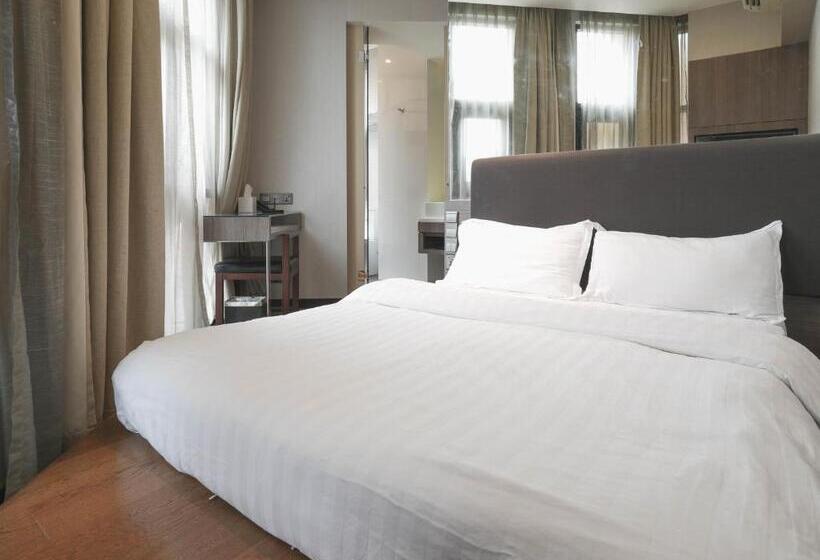 Amrise Hotel Kitchener, Check In 9pm, Check Out 8am