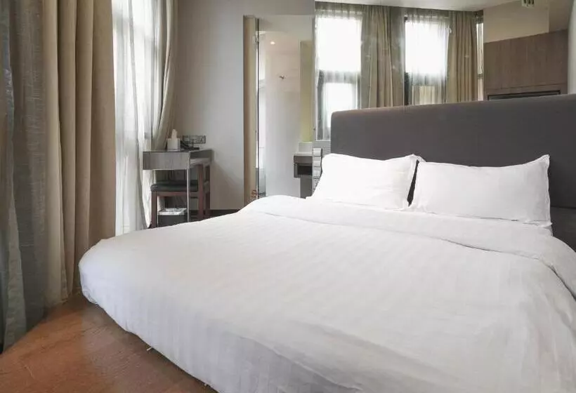 Amrise Hotel Kitchener, Check In 9pm, Check Out 8am