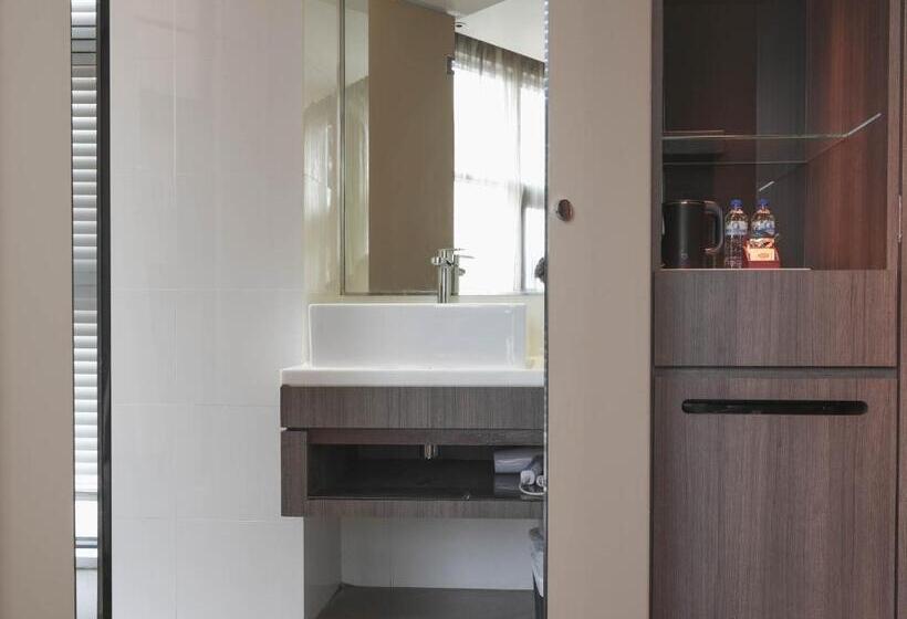 Amrise Hotel Kitchener, Check In 9pm, Check Out 8am