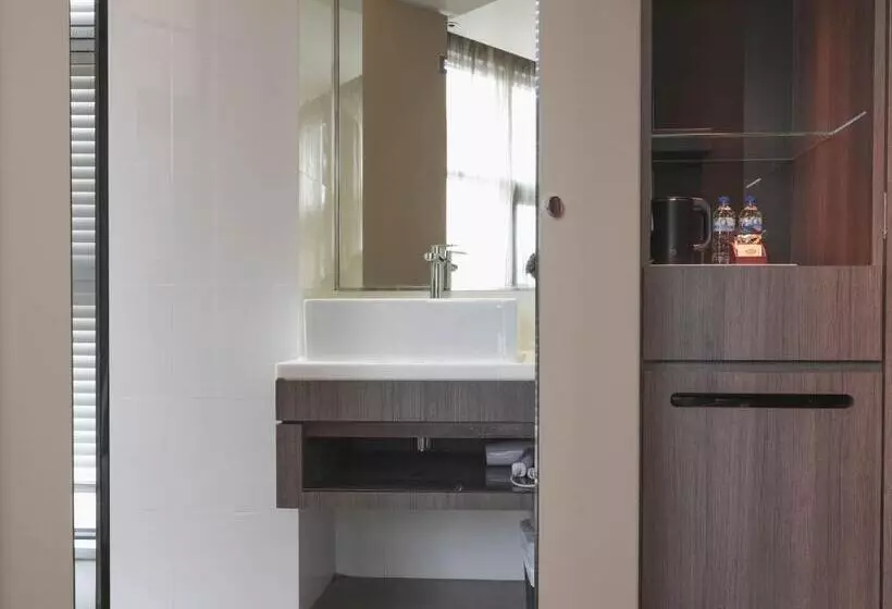 Amrise Hotel Kitchener, Check In 9pm, Check Out 8am