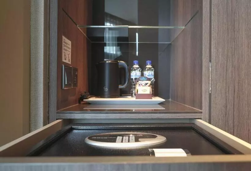 Amrise Hotel Kitchener, Check In 9pm, Check Out 8am