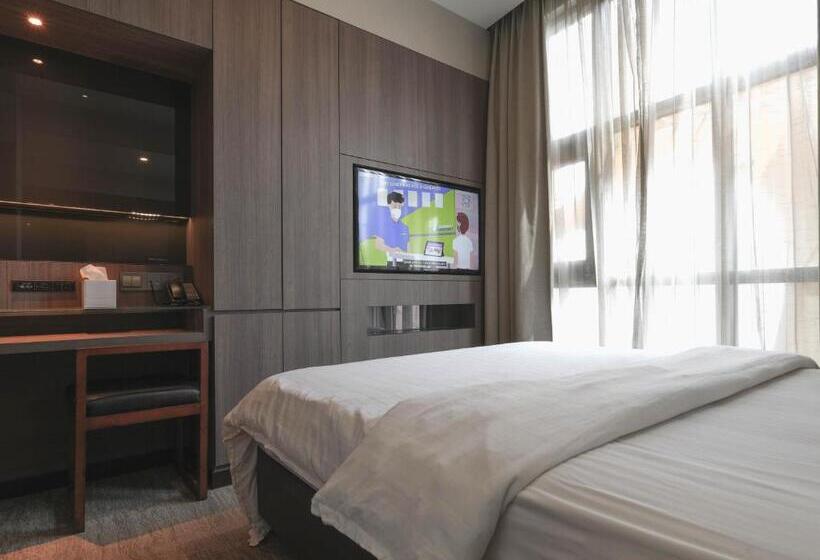 Amrise Hotel Kitchener, Check In 9pm, Check Out 8am