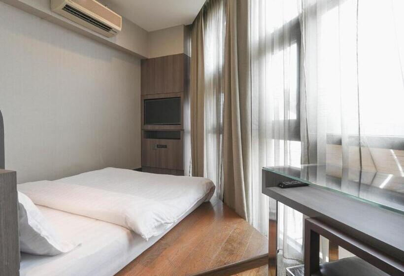 Amrise Hotel Kitchener, Check In 9pm, Check Out 8am