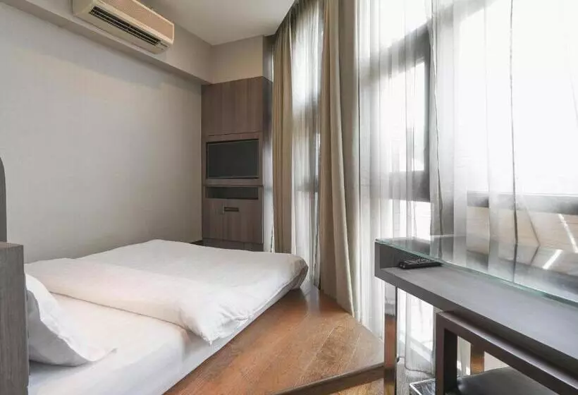 Amrise Hotel Kitchener, Check In 9pm, Check Out 8am