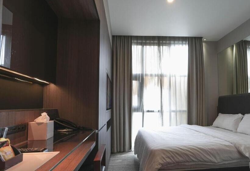 Amrise Hotel Kitchener, Check In 9pm, Check Out 8am