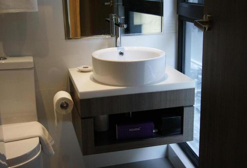 Amrise Hotel Kitchener, Check In 9pm, Check Out 8am