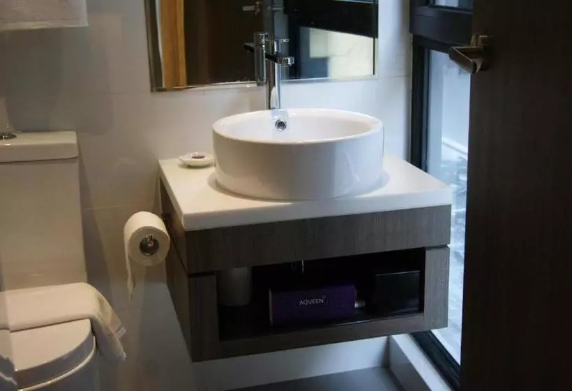 Amrise Hotel Kitchener, Check In 9pm, Check Out 8am