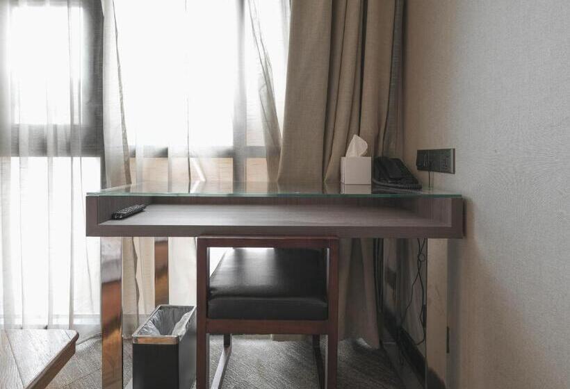 Amrise Hotel Kitchener, Check In 9pm, Check Out 8am