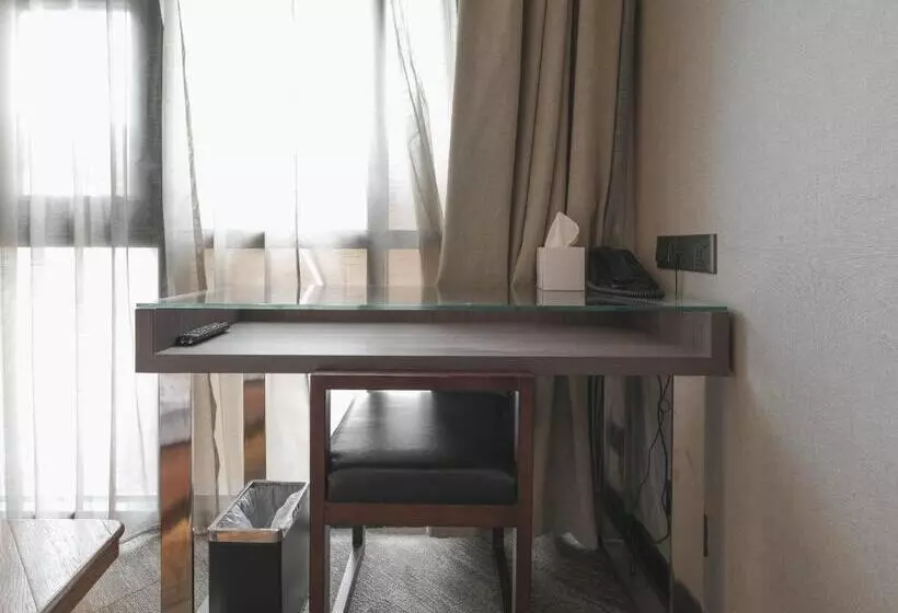 Amrise Hotel Kitchener, Check In 9pm, Check Out 8am