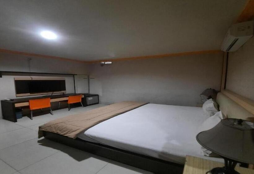 Collection O 93163 Hotel Grand Kartika