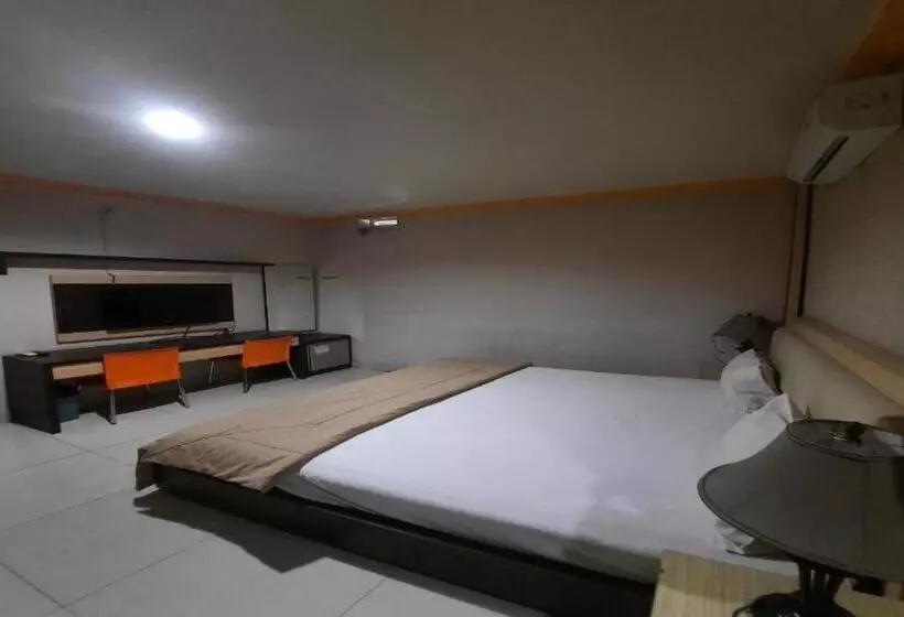 Collection O 93163 Hotel Grand Kartika