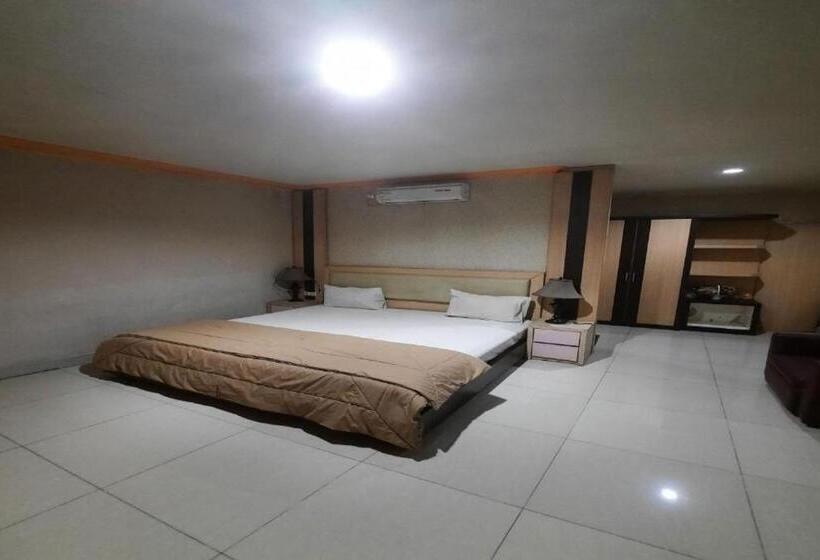 Collection O 93163 Hotel Grand Kartika