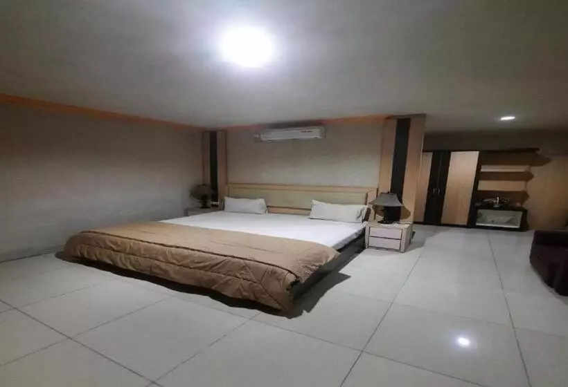 Collection O 93163 Hotel Grand Kartika