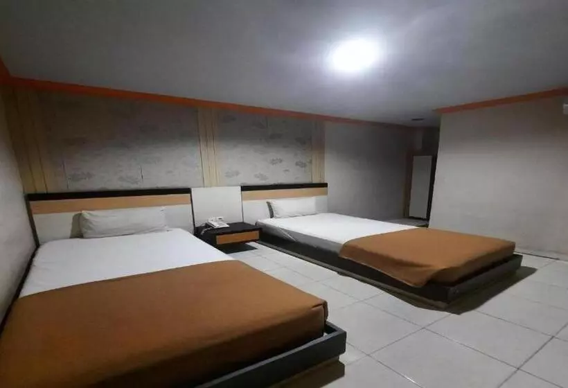 Collection O 93163 Hotel Grand Kartika