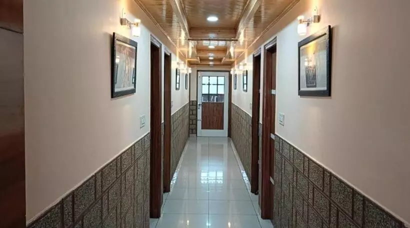 Hotelli Sky Hill Top A Unit Of Kasauli View