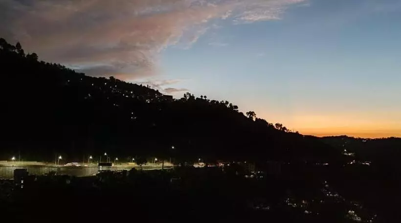 Hotelli Sky Hill Top A Unit Of Kasauli View