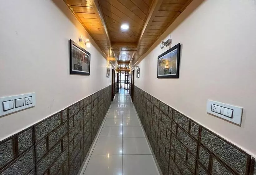 Hotelli Sky Hill Top A Unit Of Kasauli View