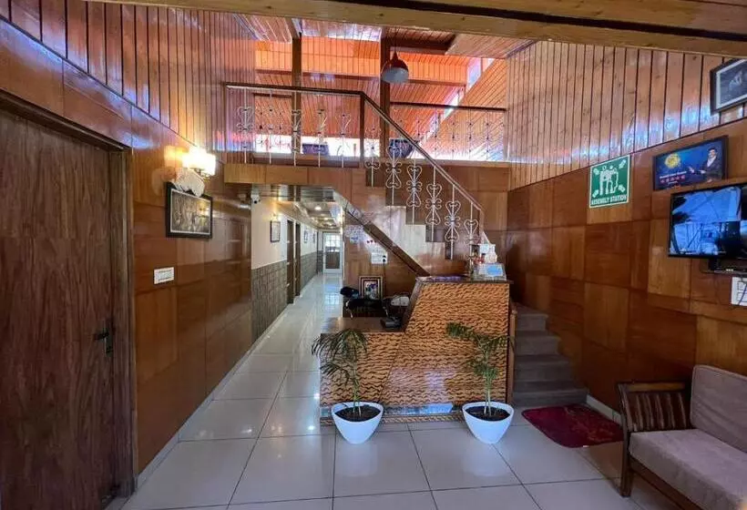 Hotelli Sky Hill Top A Unit Of Kasauli View