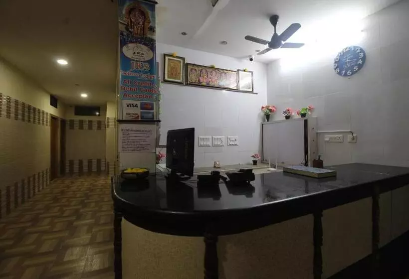 Hotelli Jks Deluxe Lodge