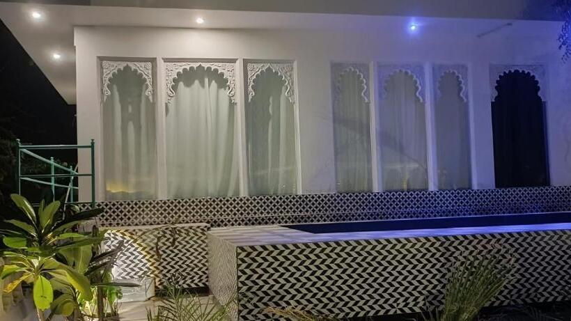 Отель View Lake Village