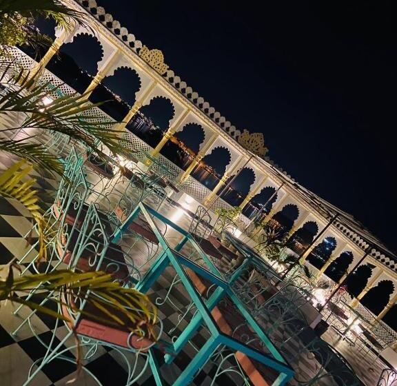 Отель View Lake Village