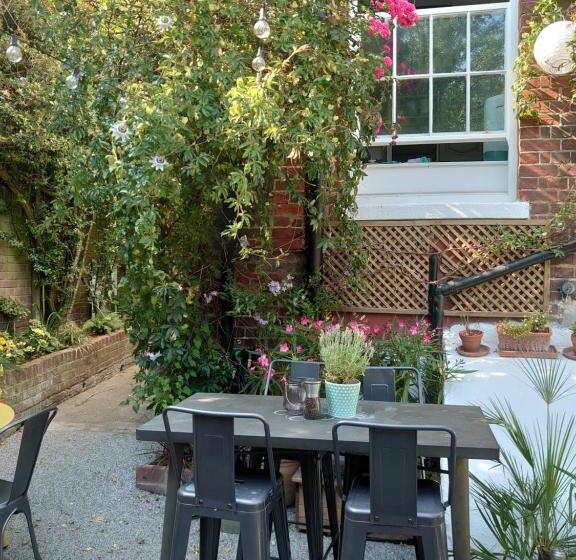 פנסיון Ash Rooms