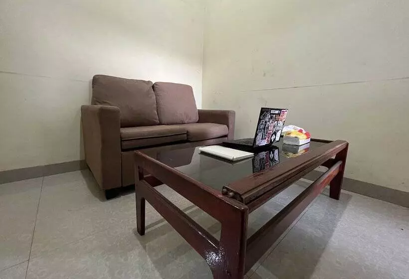 ホテル Spot On 92338 Karin Kost