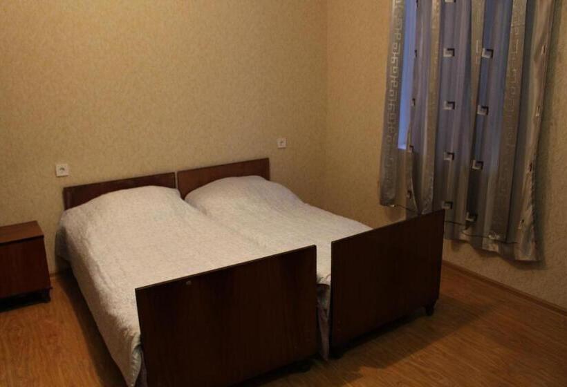 تختخواب و صبحانه Guest House Daviti