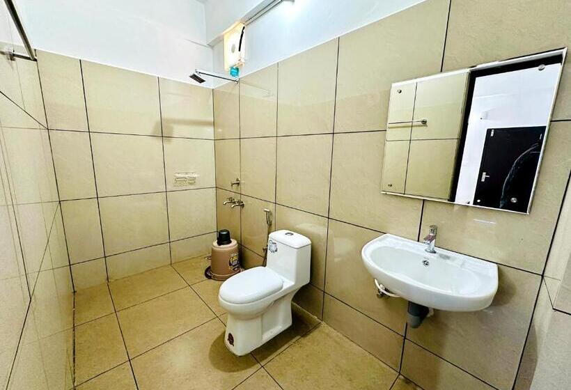 הוסטל Edassery Arcade Inn