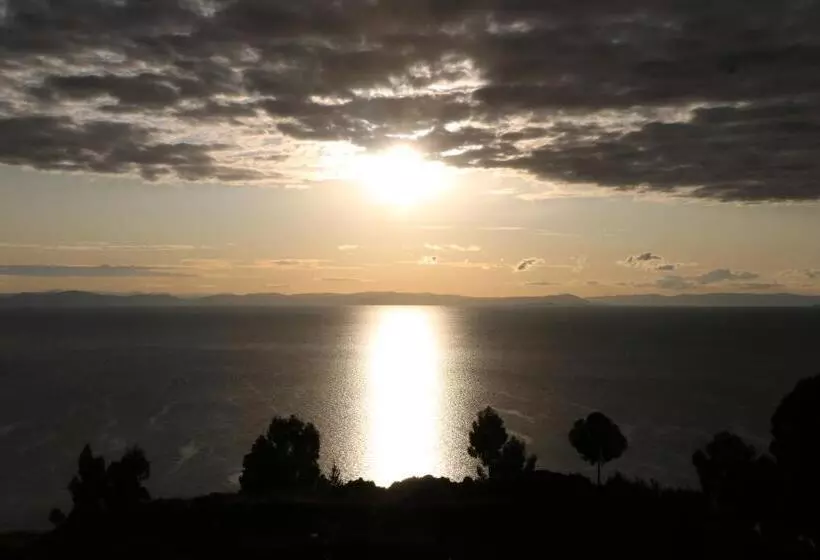 تختخواب و صبحانه Taquile Lodge White Sand