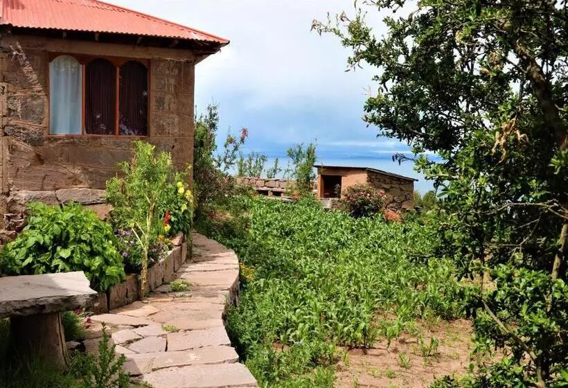 تختخواب و صبحانه Taquile Lodge White Sand