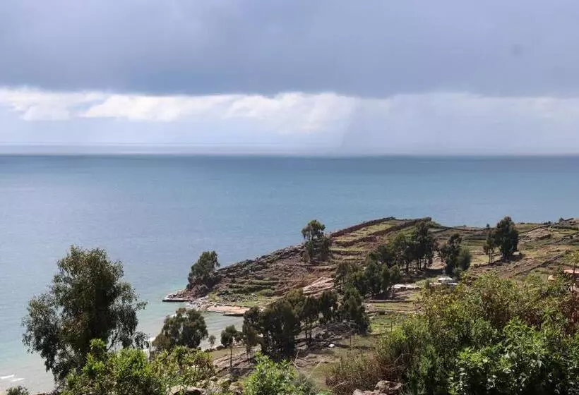 تختخواب و صبحانه Taquile Lodge White Sand