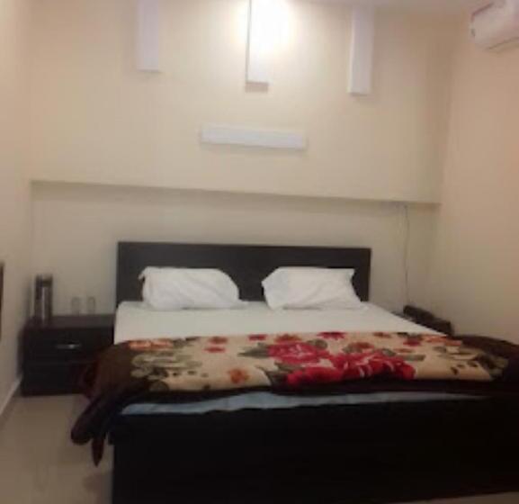 בית מלון כפרי Great Gallaxy,datia