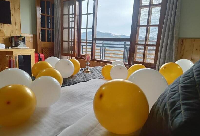 Отель The Royal Moon